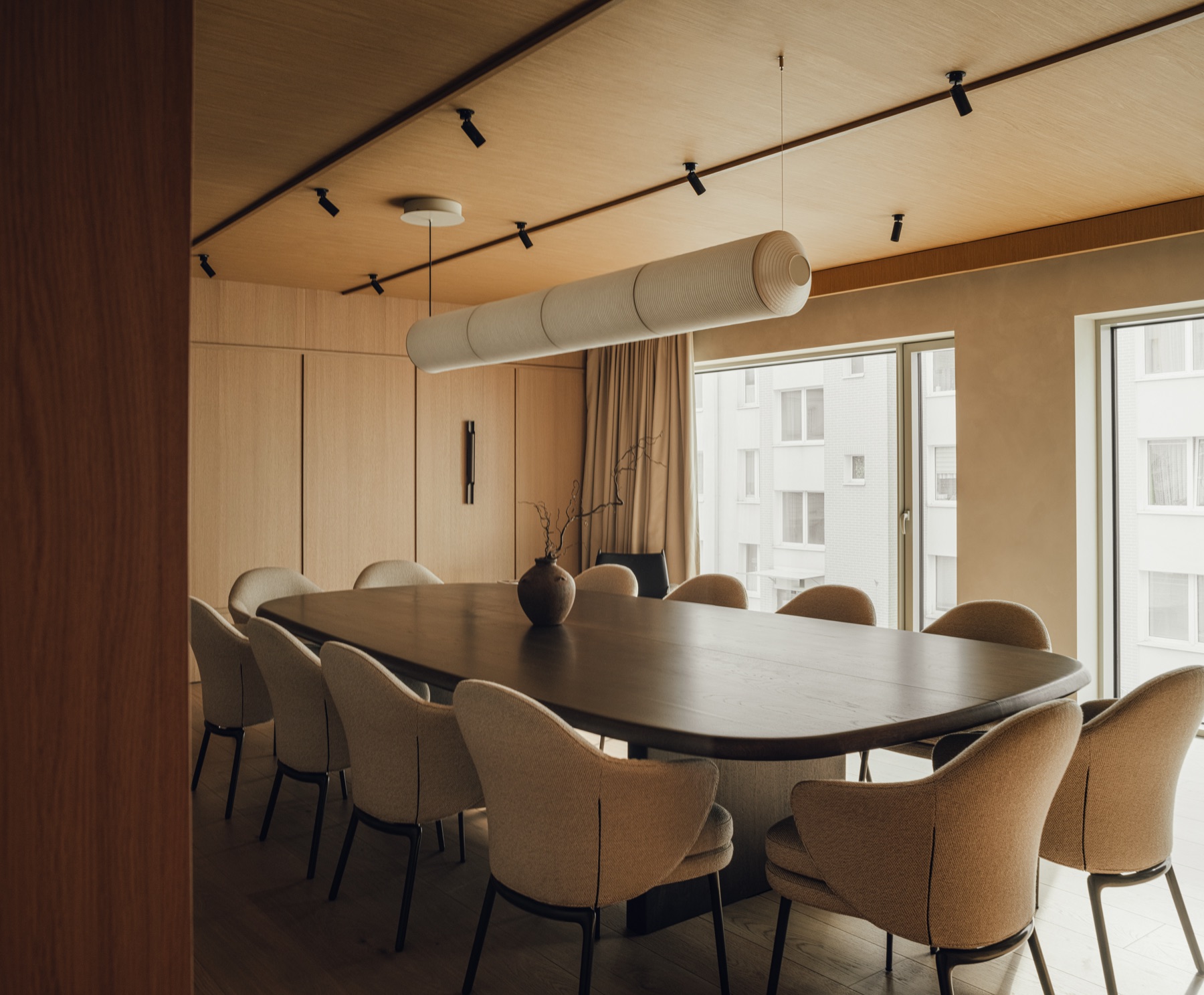 Sala Kopenhaga w Hotelu PURO Warszawa Stare Miasto - układ boardroom, okna od podłogi do sufitu